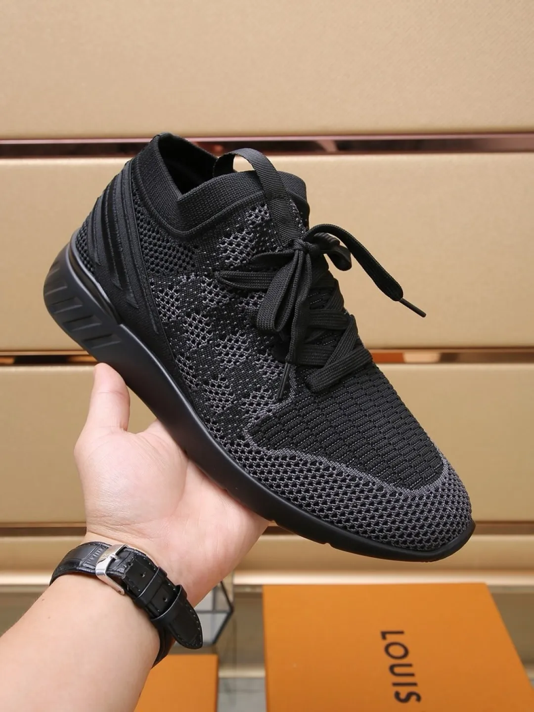 Men's shoes 💰P420💰"LOUI* VUITTO*" latest popular men's casual shoes ✔️This model is made of the original breathable fly woven fabric. The real thing is super shiny⚡️ Fashionable and versatile. The toe last shape is firm and full. The soles are LV original molds and can be put in and out at will. It is light and comfortable for the foot~Purely handmade, details determine the quality! Size:38-44